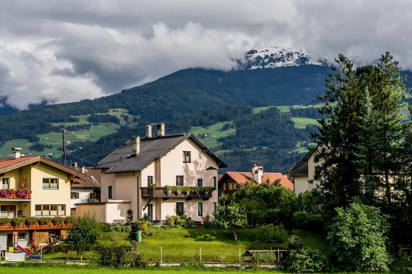 Wohnhäuser in einer Hügellandschaft
