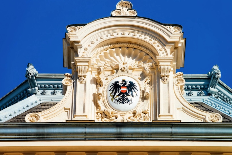 Österreichischer Bundesadler an historischer Gerichts- oder Amtsgebäudefassade