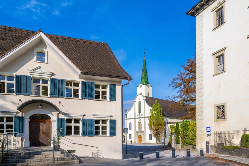 Stadtzentrum mit Kirche und zwei Häusern